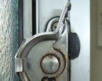 新生活の防犯対策「侵入窃盗の約3割は在宅時の犯行」