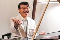 《東京・小金井》「ツバ吐きじいさん」の正体は幼稚園理事長で東京藝大卒の芸術家〈ウイッグ＆全身黒ずくめ…