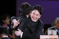 妻夫木聡、“恋人”綾野剛と喜びの抱擁！　第40回日本アカデミー賞を振り返る