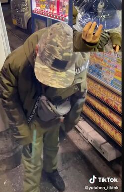 1000円ガチャで出た景品を「なんやこれ!」と投げ捨てるゆたぼん（ゆたぼんのTikTokより）