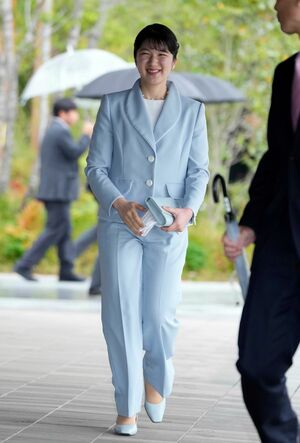 最近は雅子さまイズムを感じさせるパンツスーツスタイルでお出ましになることも。知的で誠実かつ優しげな印象に