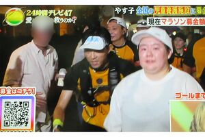 国技館までの道中、にやけた表情で、やす子の右胸に向けて手をのばした男性（左端）。左手には哺乳瓶のようなものが（画像はXより）