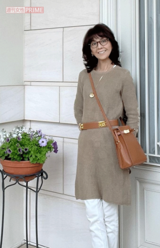 【カフェオレ×白】優しいカフェラテカラーのワンピは、革小物と合わせてグラデーションカラーを楽しむ（撮影／伊藤和幸）