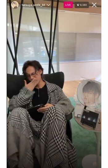 口を叩くようにして音を出し、「申し訳な……わ、わ、わ、わ、わ」と謝る上田