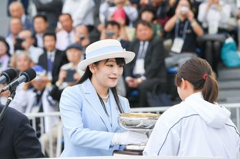 両親から引き継いだ国体の閉会式で、総合成績が最もよかった茨城県の代表者に杯を（'19年10月7日）　撮影／JMPA