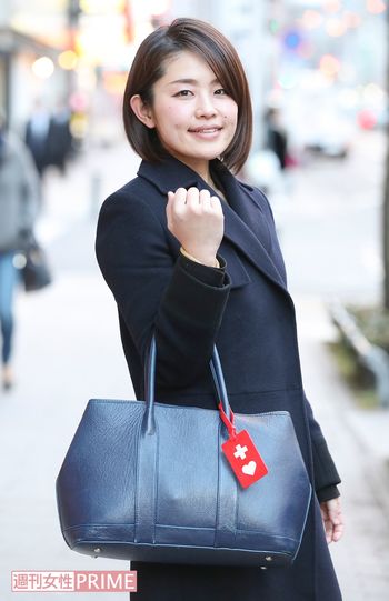 出かけるときには、ヘルプマークをつけたバッグを持って。座席に座ってヘルプマークを裏返せば、周囲の理解を得ることができる