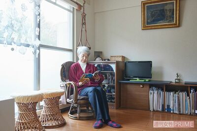 エッセイストの小笠原洋子さん、陽のあたる窓辺で読書（撮影／廣瀬靖士）