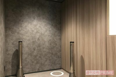 喫煙者の真上に排気口を設置。壁紙や天井には大建工業の素材が使用されている