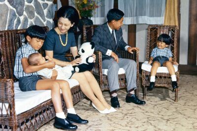 '69年8月、『軽井沢プリンスホテル』で静養されていた皇太子ご一家（当時）。浩宮さま（当時）は、まだ幼い赤ちゃんだった紀宮さま（当時）を抱っこされて。