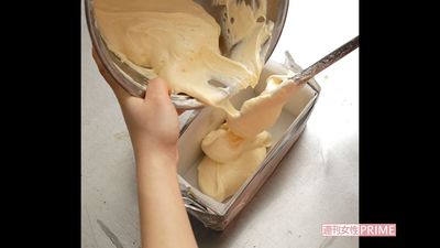 生地は3回ほどに分けて入れる