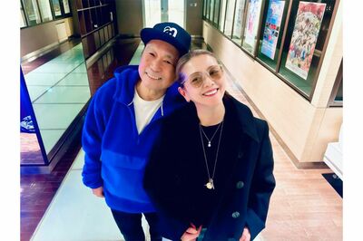 「J－WAVE」で月に1回ナビゲーターとして一緒に出演している小泉今日子と近田春夫氏（番組の公式SNSより）