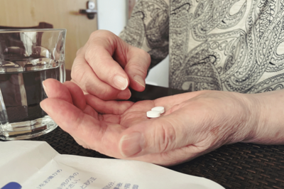 高齢者の4人に1人が6種類以上服用！過剰な処方で寝たきりシニアも、医師が警鐘する「減らすべき薬」