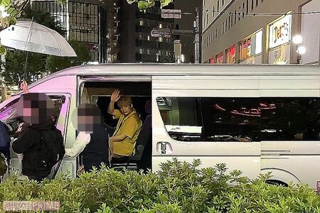 ロケバスのドアが閉まるまで、ファンに手を振り続けた香取慎吾