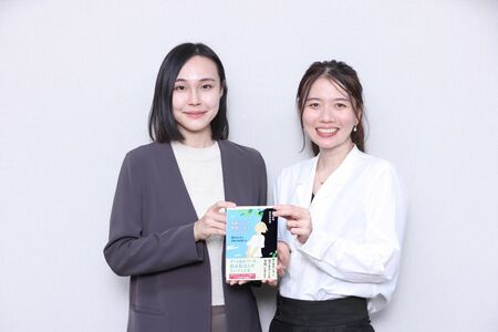 『母親になって後悔してる、といえたなら―語りはじめた日本の女性たち―』（新潮社）の著者でNHKの記者とディレクターである高橋歩唯さん（左）・依田真由美さん（右）　撮影／吉岡竜紀