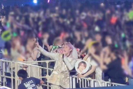 ファンのスマホで“自撮りファンサ”を行う『美少年』の佐藤龍我（ツイッターより）