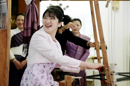 機織りに挑戦された愛子さま。糸を紡ぐ感覚がやみつきになられたそう