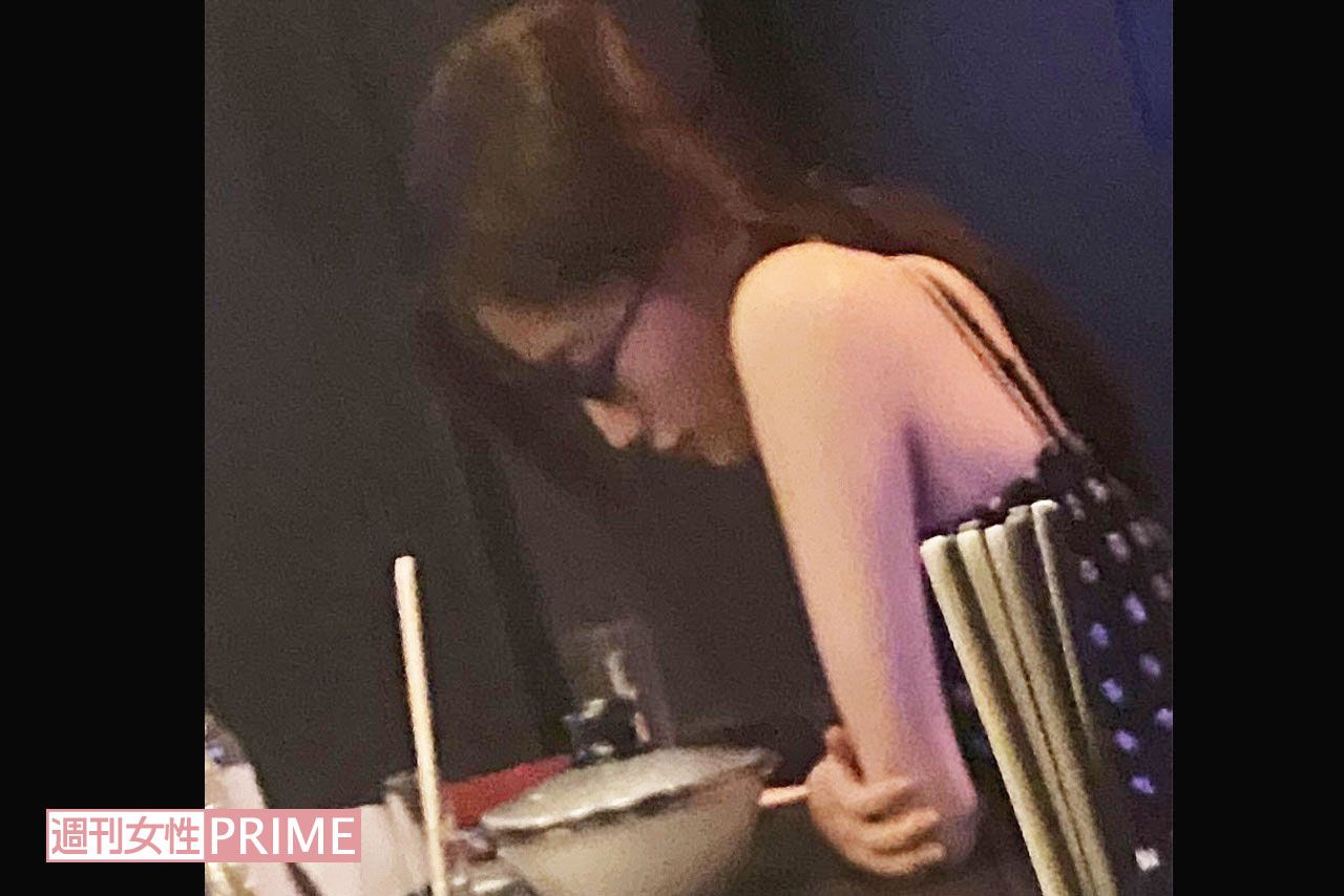 8月中旬（'22年）、渋谷のバーで酒を飲みながらラーメンを食べる小倉ゆうか