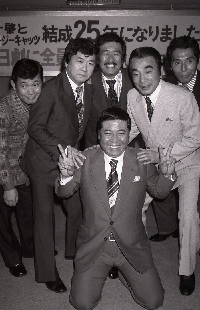 1979年の(右から)犬塚弘さん、植木等さん、ハナ肇さん(手前)、安田伸さん、谷啓さん、桜井センリさん