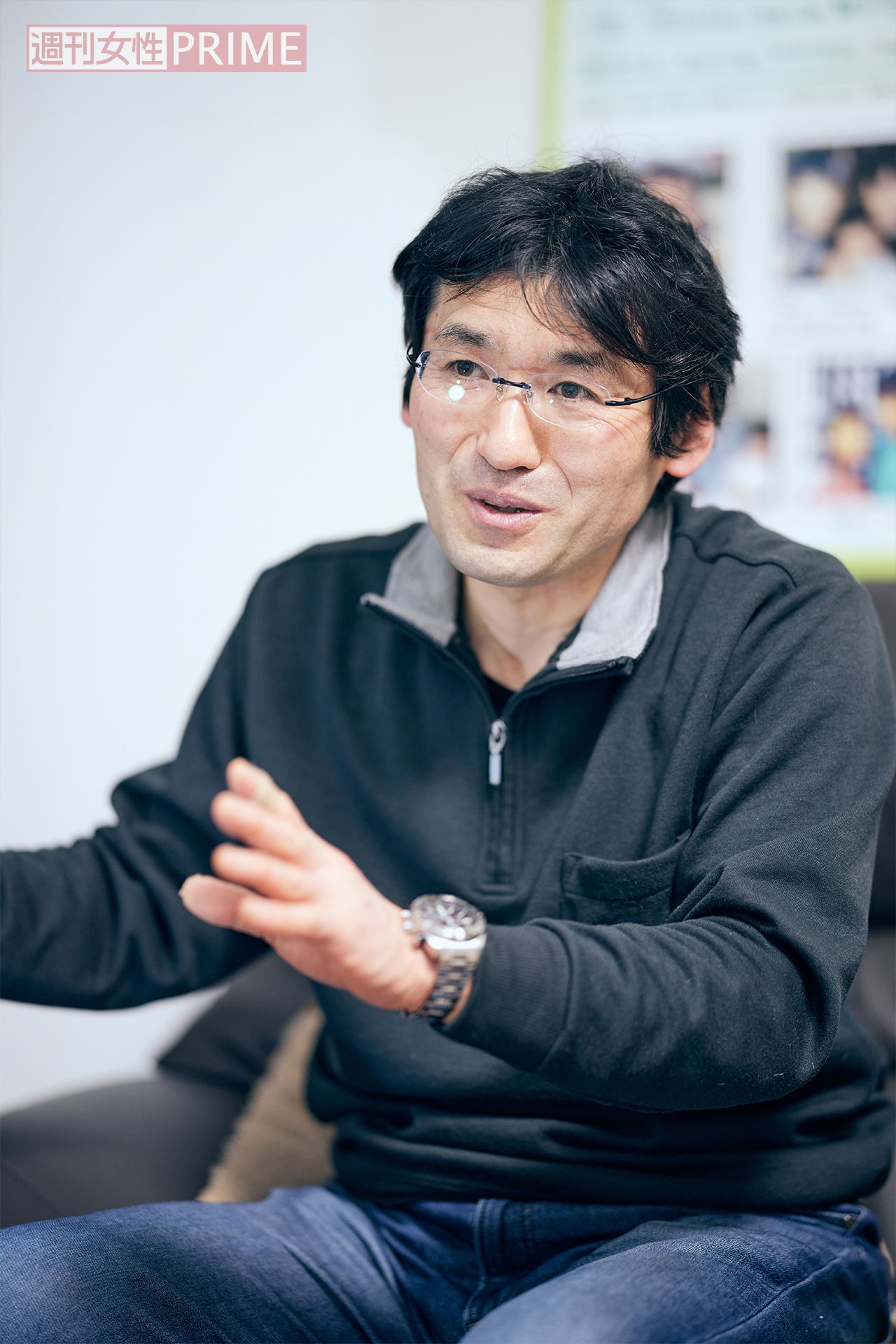 自宅でインタビューに応じる孝幸さん（撮影／廣瀬靖士）