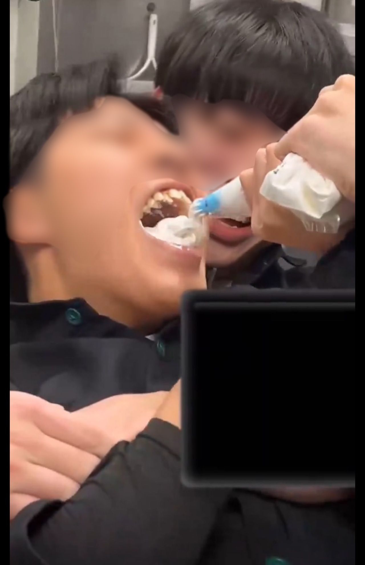 ネットで拡散された『しゃぶ葉』従業員による“バイトテロ”動画。ふざけ合ってホイップクリームを口に絞り込んでいた（SNSより）