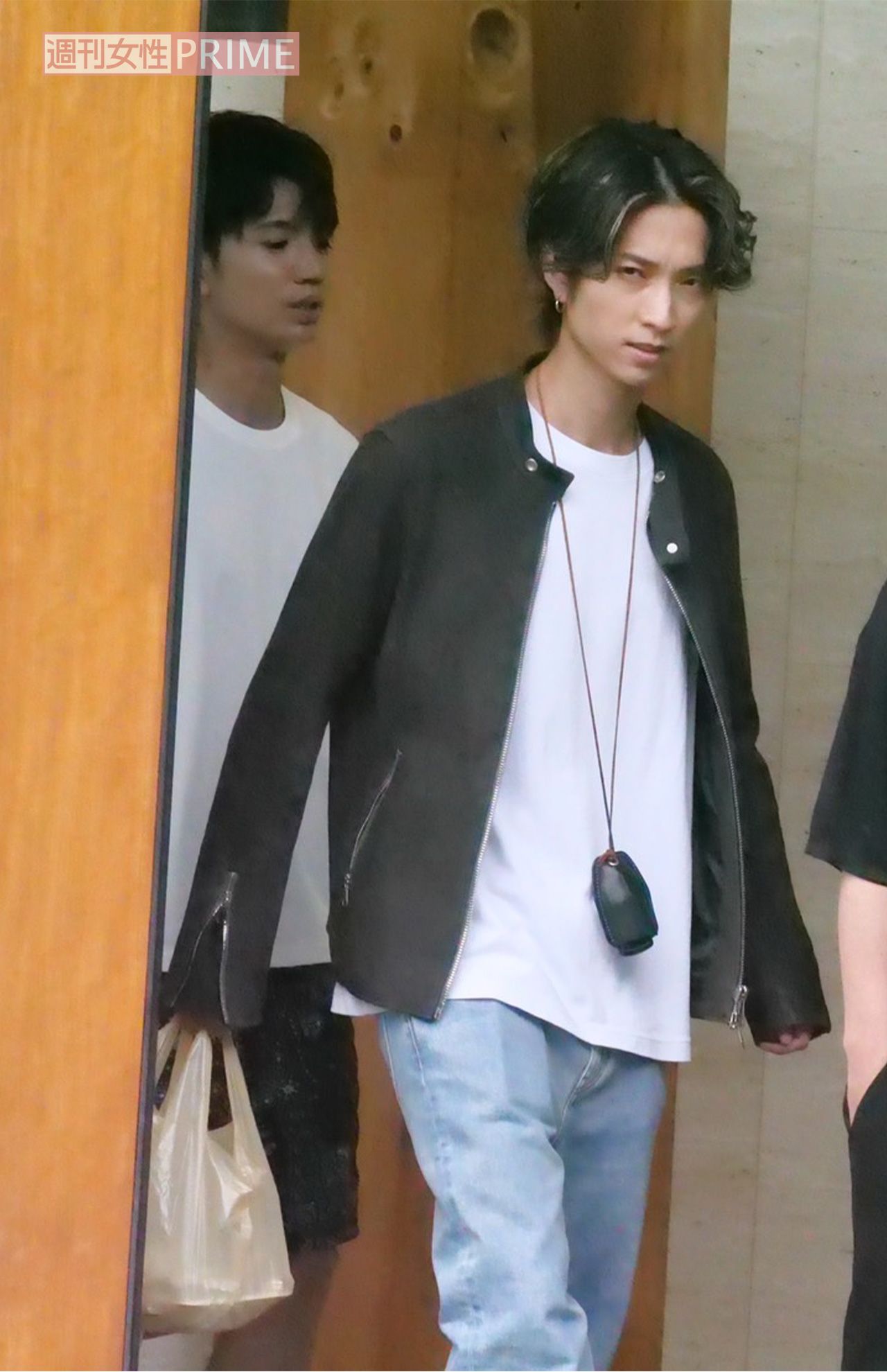 2024年7月上旬、都内のリハーサルスタジオを出るSixTONESの田中樹と髙地優吾（左）