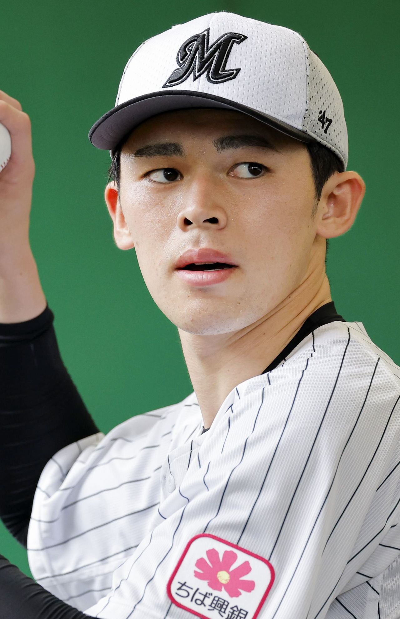 佐々木朗希（ロッテ）。使用している日焼け止めの写真をアップすると「まねします」と、“佐々木売れ”が起こった（写真／共同通信より）