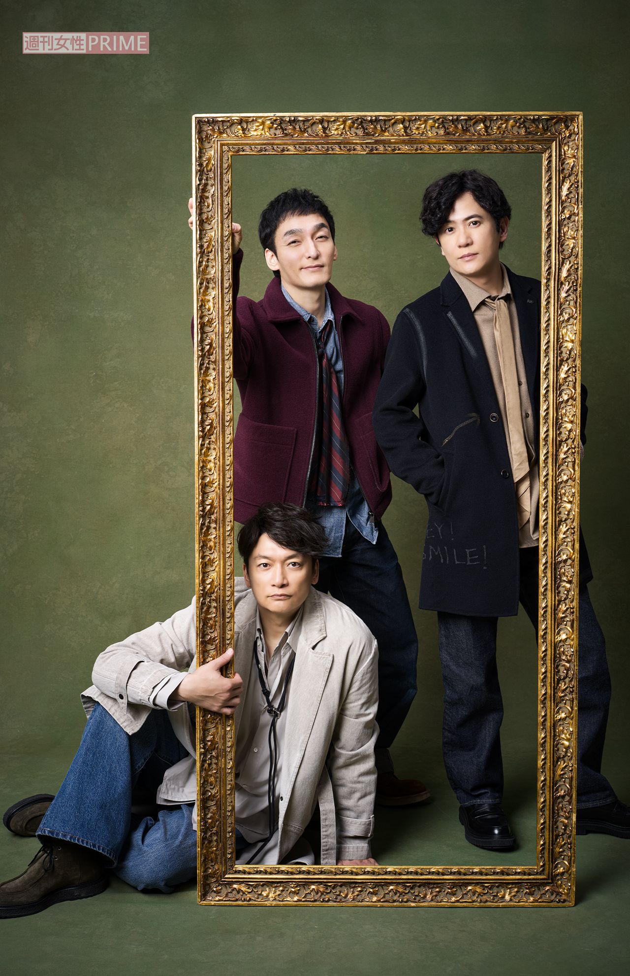 写真左から香取慎吾、草なぎ剛、稲垣吾郎　撮影／廣瀬靖士　　ヘアメイク／金田順子（稲垣）、荒川英亮（草なぎ）、石崎達也（香取）　スタイリスト／黒澤彰乃　衣装協力／ジャクソン・マティス（ヒラクPR）、ボブ（タキヒヨー）　撮影協力／PROPSNOW、BACKGROUNDSFACTORY