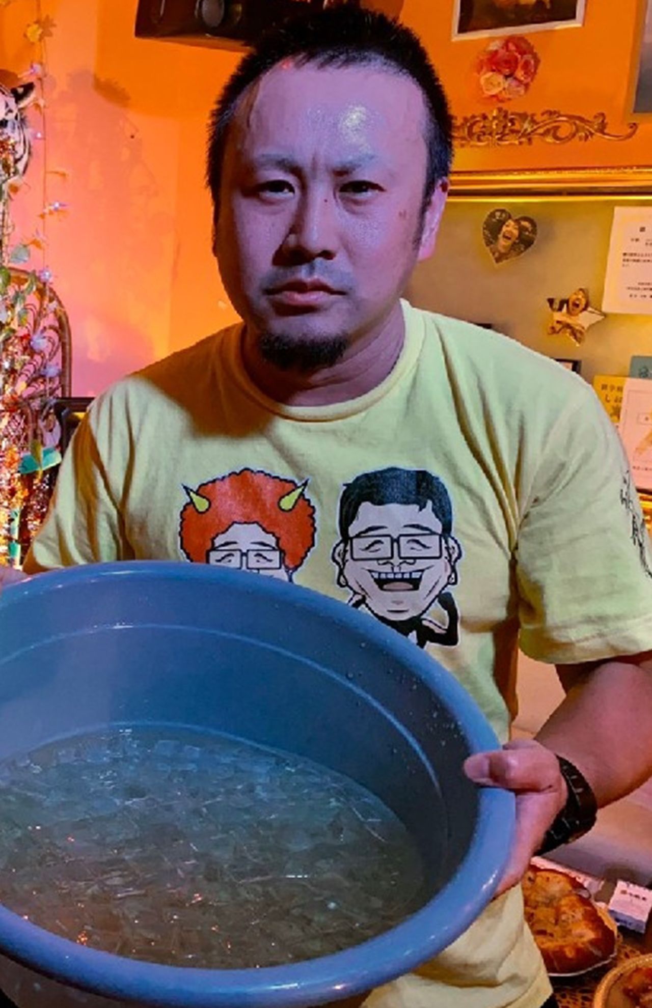 洗面器で酒を飲む木村仁容疑者（19年のハロウィーン）