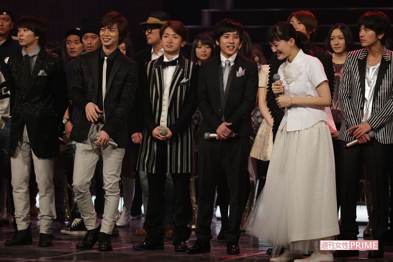 『第64回紅白歌合戦』のリハーサルをする司会の嵐と綾瀬はるか（'13年）