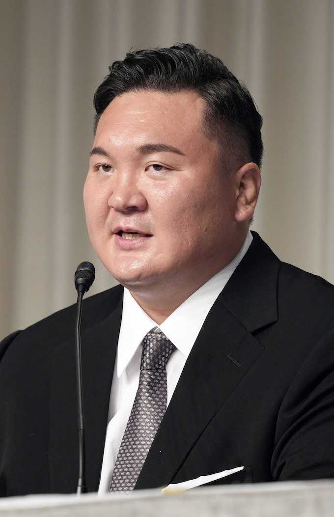 6月9日、日本相撲協会からの退職会見を行なった元横綱・白鵬の宮城野親方。ハッキリクッキリとした眉毛が話題に　写真/共同通信社