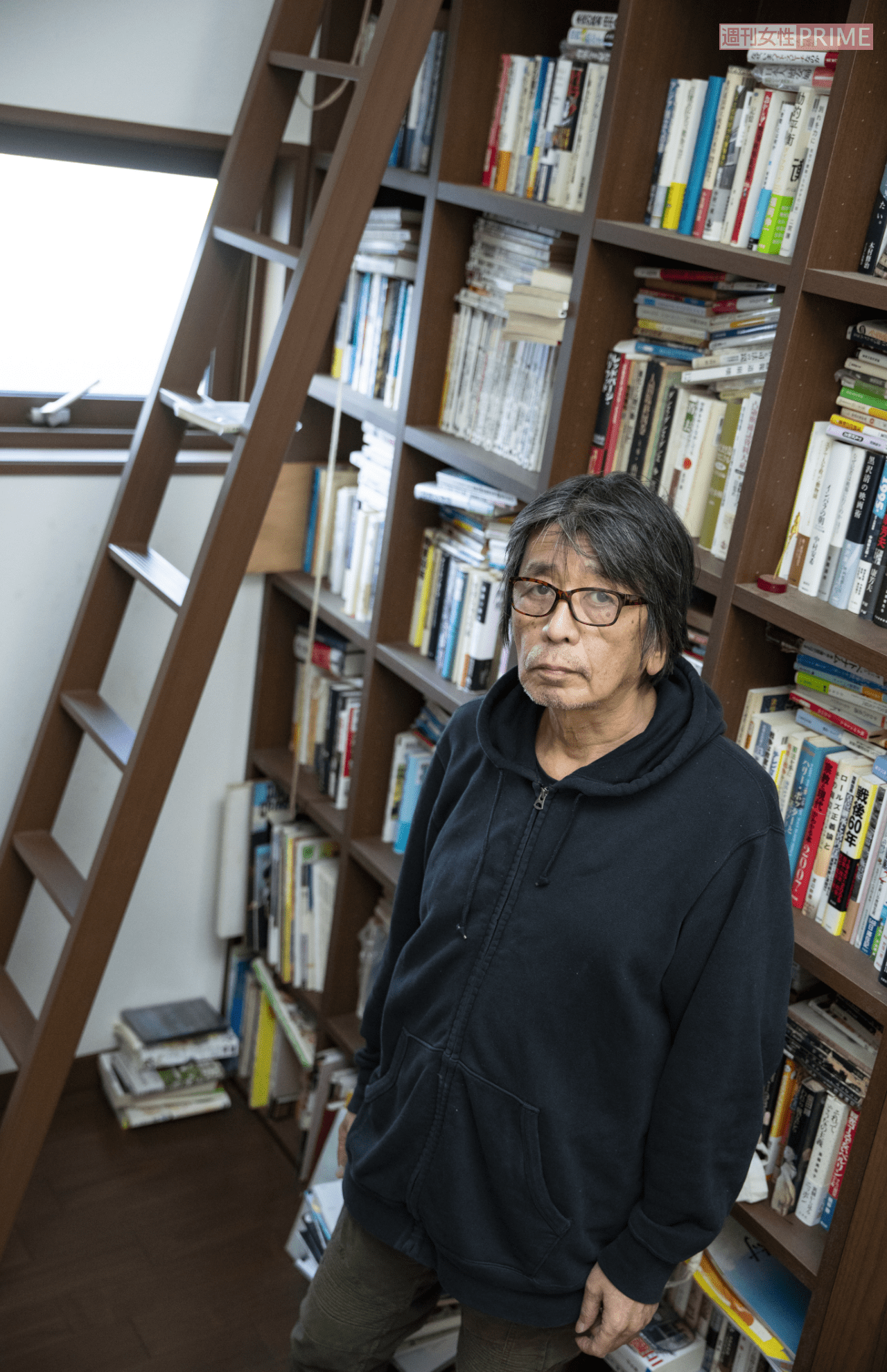 自宅の書庫にて。「積んだだけで読んでいない本もたくさんあって……」と苦笑い※撮影／伊藤和幸