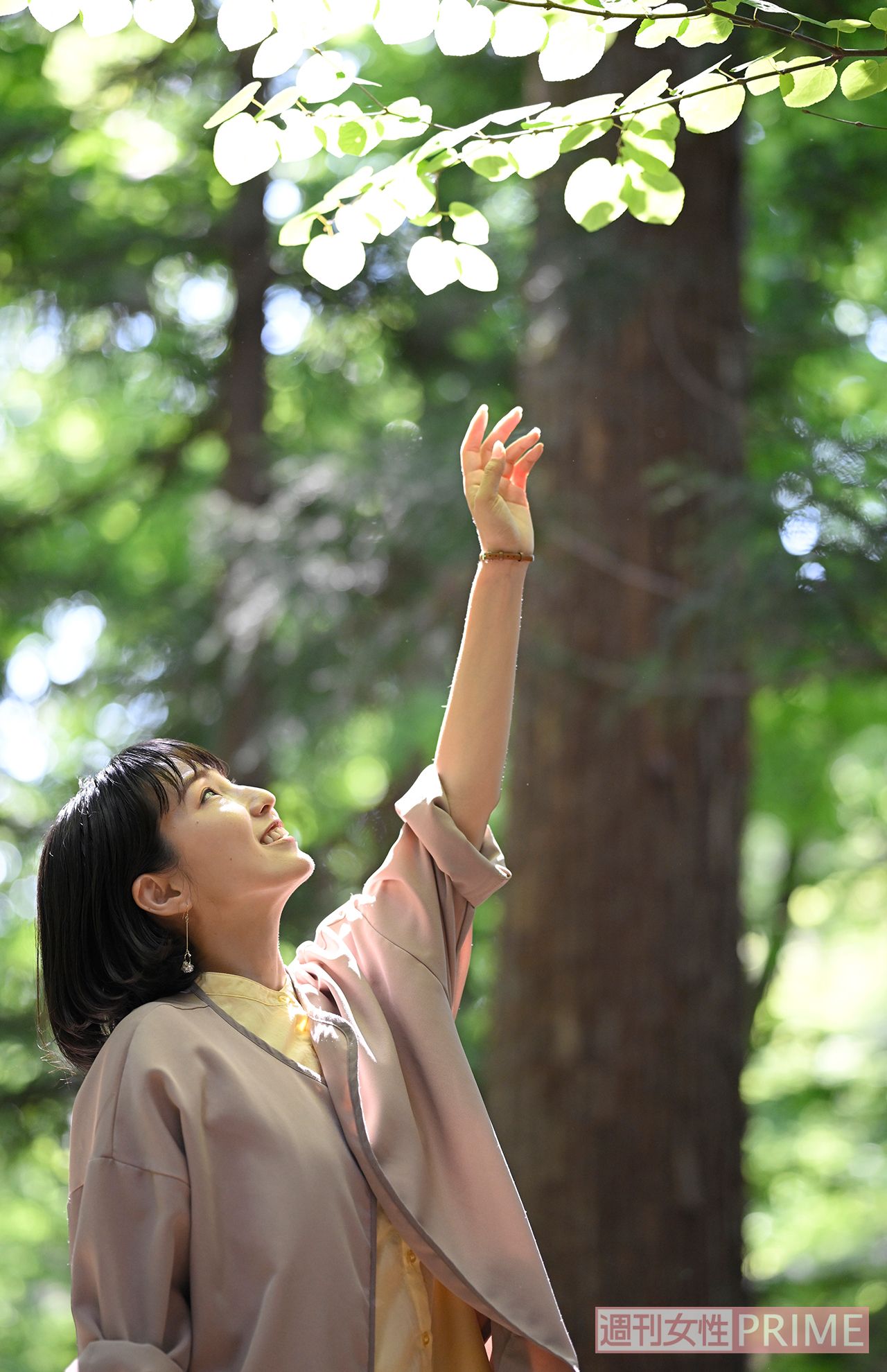 近所の公園で木漏れ日に手を伸ばすそら。家から出て北海道の自然に実際に触れ、心を癒すのが日課（撮影／渡邉智裕）