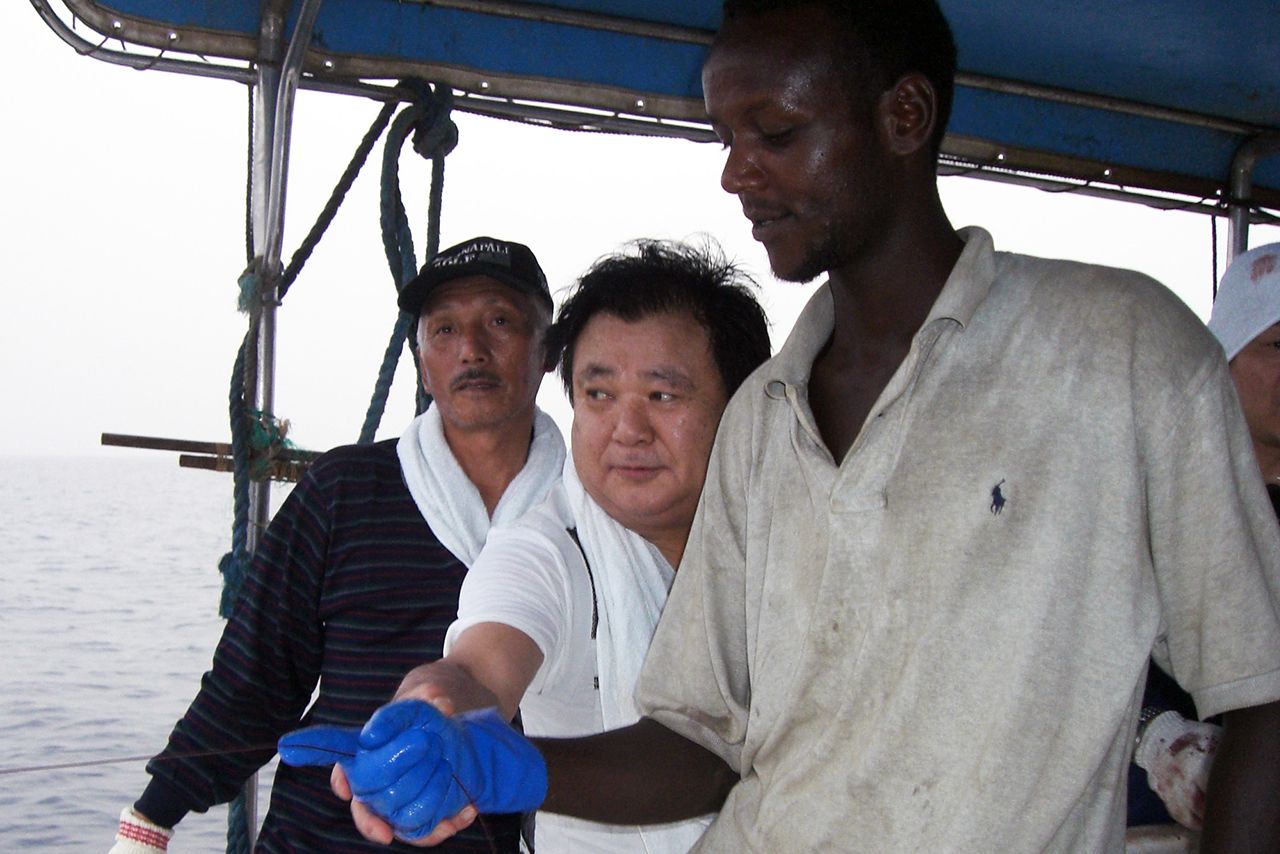 ソマリア沖で現地の漁民に漁業指導をする木村さん