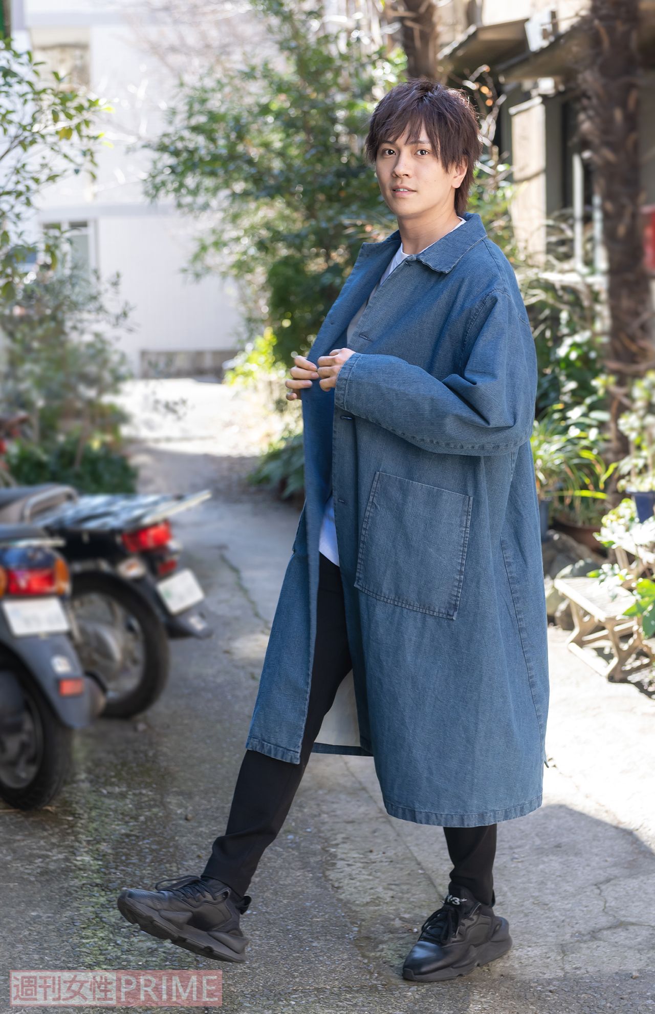 雰囲気の良い路地を歩く財木琢磨とデート気分（撮影／佐藤靖彦）