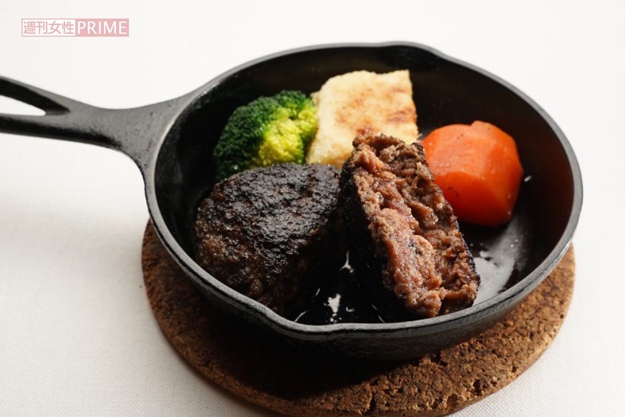 備長炭で焼き上げた、薫香豊かな黒いハンバーグ1400円（単品）も定番人気のメニュー。肉厚でワイルドな味わい　撮影／斎藤周造