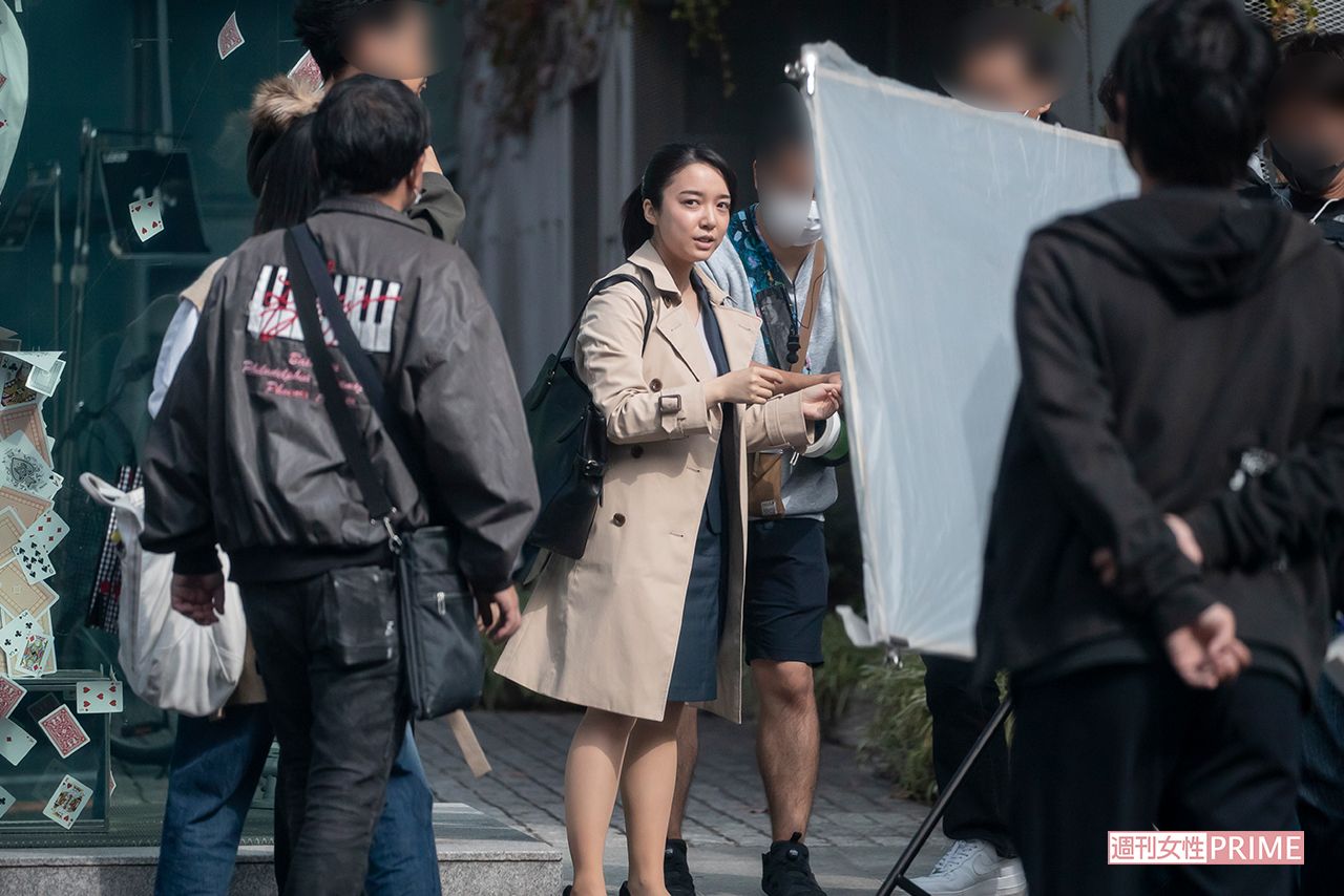 『記憶捜査２』のロケ現場に、スーツ姿の上白石萌音が