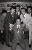 1979年の(右から)犬塚弘さん、植木等さん、ハナ肇さん(手前)、安田伸さん、谷啓さん、桜井センリさん