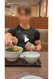 『ココ壱番屋』に生卵を持ち込む外国人男性(本人TikTokより)