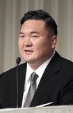 6月9日、日本相撲協会からの退職会見を行なった元横綱・白鵬の宮城野親方。ハッキリクッキリとした眉毛が話題に 写真/共同通信社