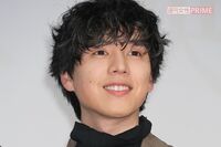 【目撃撮】永野芽郁との“匂わせ疑惑”で注目浴びた坂東龍汰、映画館に女性２人と列に並ぶ“両手に花”のウ…