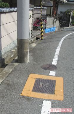 坂道の手前左側が被害者宅で坂下の奥が容疑者宅