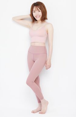 37歳、現在の松田リエさん。身長153cm、体重41キログラム。体内年齢18歳