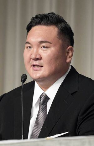 6月9日、日本相撲協会からの退職会見を行なった元横綱・白鵬の宮城野親方。ハッキリクッキリとした眉毛が話題に　写真/共同通信社
