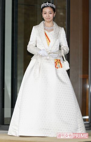 20歳になられた成年行事で佳子さまが女性皇族の正装姿を。初めての記者会見に臨まれ「いただいた仕事をひとつひとつ大切にしたい」と述べられた