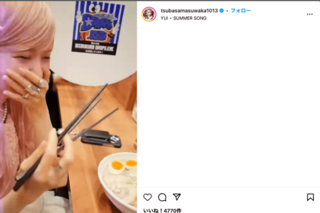 「あざとい」ツッコミ続出したラーメンを食べる益若つばさ（公式インスタグラムより）