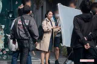『記憶捜査２』のロケ現場に、スーツ姿の上白石萌音が