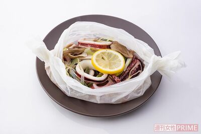 レンチンだから栄養素を逃さずヘルシー『イカと舞茸のねぎ塩蒸し』レシピ・調理／小嶋絵美　スタイリング／大原美穂　撮影／廣瀬靖士