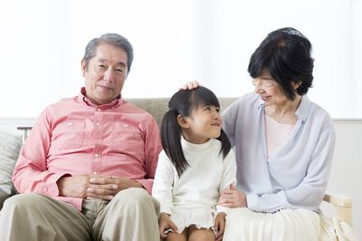 各地で “祖父母手帳” も登場！祖父母のための「孫育て」心得10か条