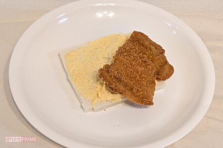 ファミリーマート「コク旨たまごサンド」に「ファミチキ（骨なし）」を挟むアレンジが外国人旅行客を中心に流行中　撮影／編集部