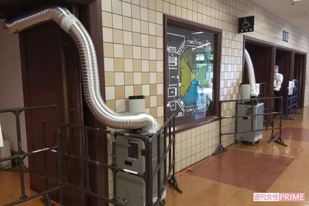 令和2年大相撲7月場所。1階入り口に設置された空気清浄機と思われるマシン（筆者撮影）